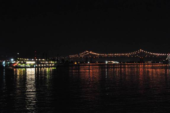 Barco leva turistas em passeio noturno pelo rio Mississipi, em New Orleans, na Louisiana, nos Estados Unidos